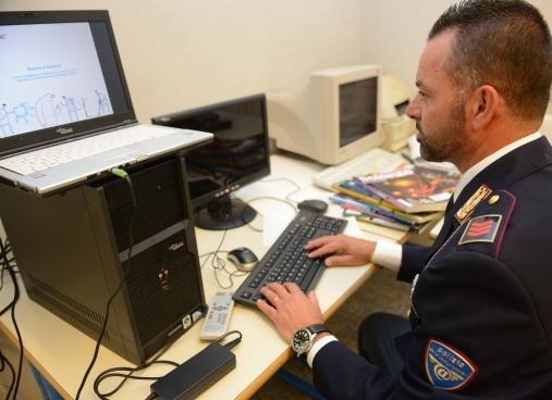 Le fanno sparire 9.000 euro dal conto: quattro denunciati