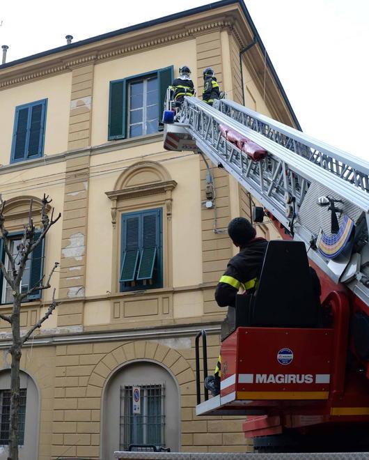 Cadono le tegole, intervengono i vigili del fuoco 