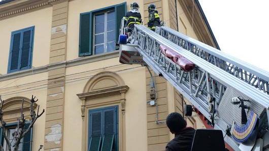 Cadono le tegole, intervengono i vigili del fuoco