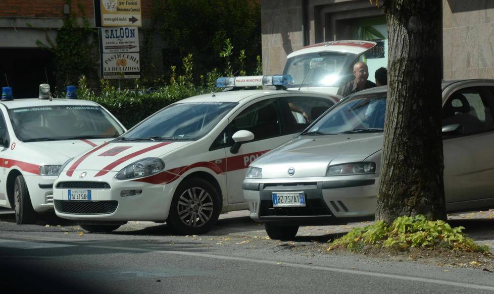 Controlli dei vigili al centro massaggi cinese