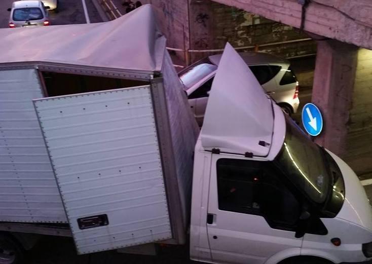Furgone resta incastrato al sottopasso, autista in ospedale