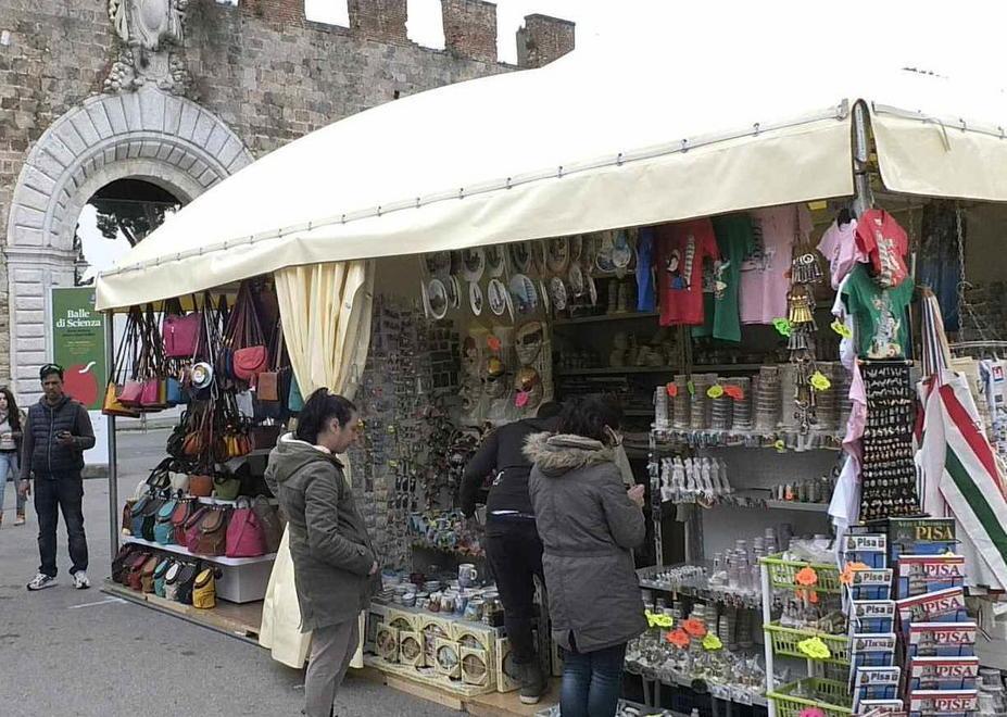 I bancarellai in Comune ma la fumata è ancora nera 