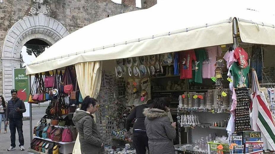 I bancarellai in Comune ma la fumata è ancora nera