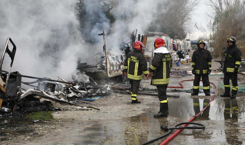 Fiamme al campo rom, distrutte sei roulotte