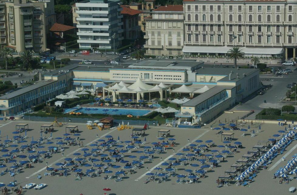 Centro congressi e bagno ai privati 