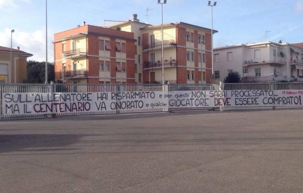 Striscione della Curva Nord «Spinelli, ora devi comprare» 