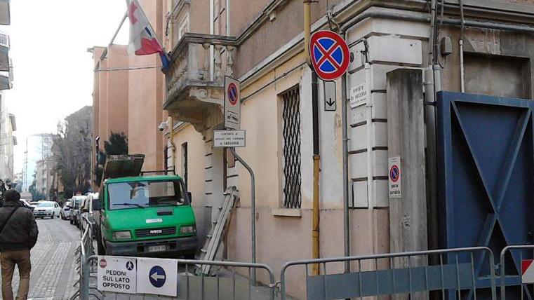 Via Pretorio transennata, partono i lavori