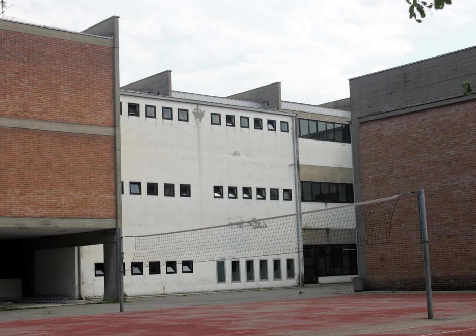 Parcheggi selvaggi davanti alla scuola la rabbia è on-line 