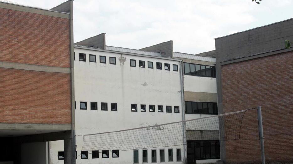 Parcheggi selvaggi davanti alla scuola la rabbia è on-line