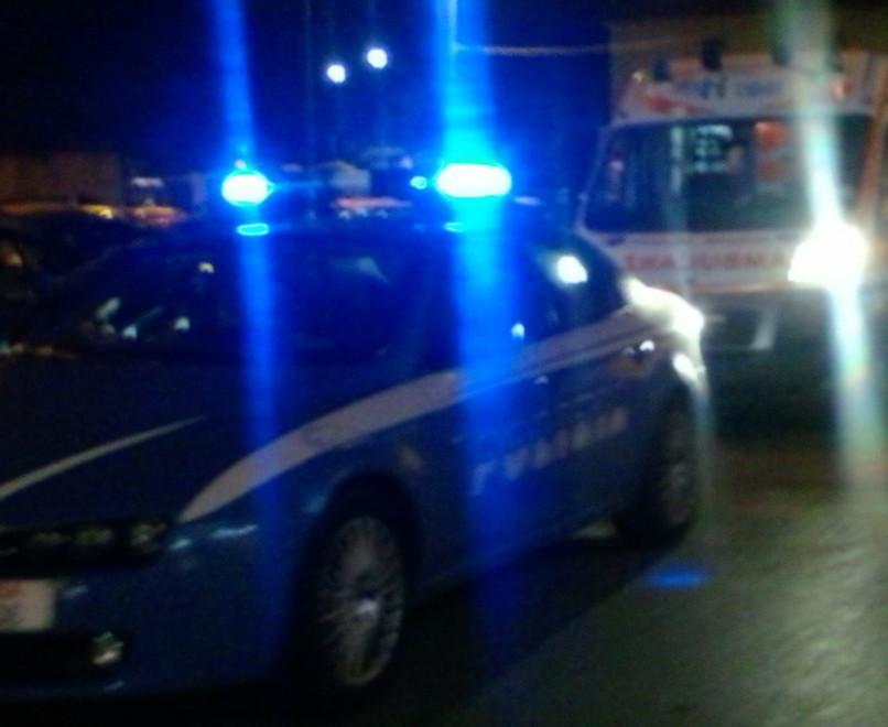 Aggredita con un coltello e rapinata nella notte 