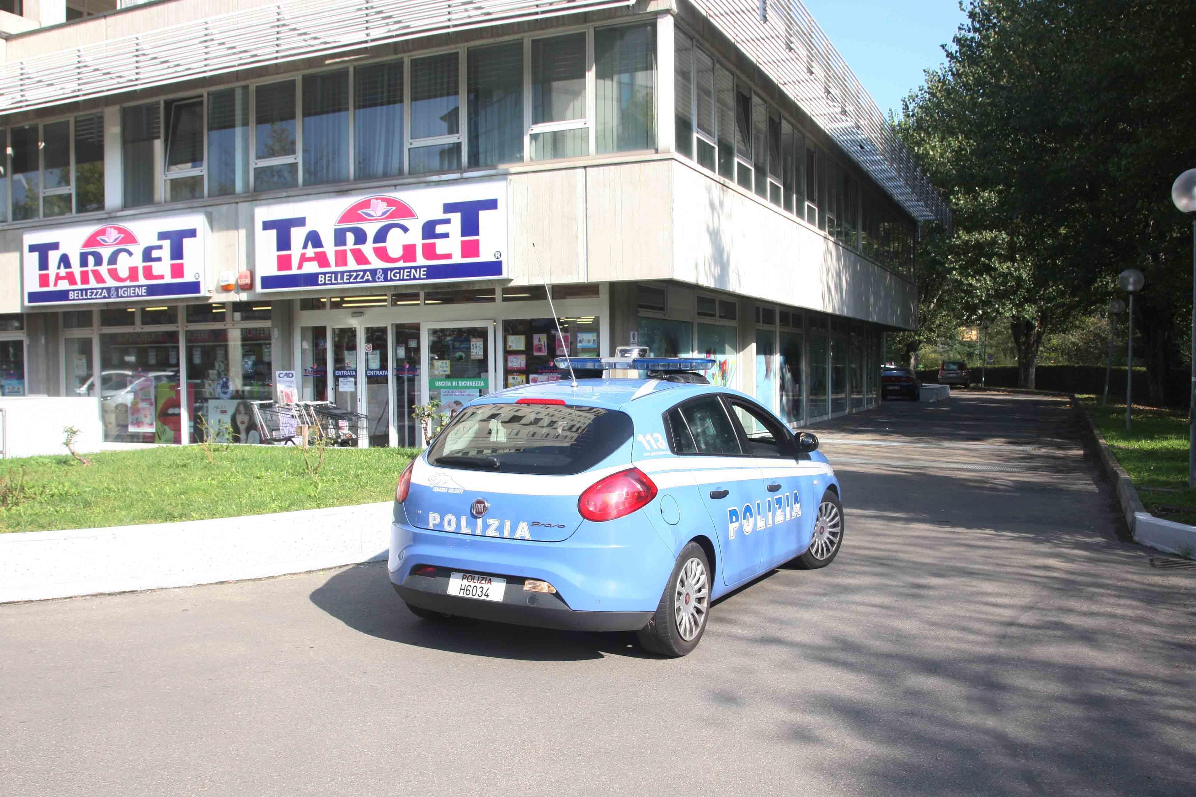 Al Target armati di pistola fanno dieci ostaggi