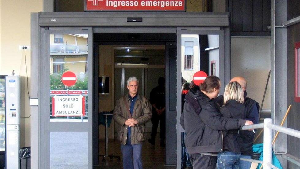 Malata di tumore parcheggiata in barella