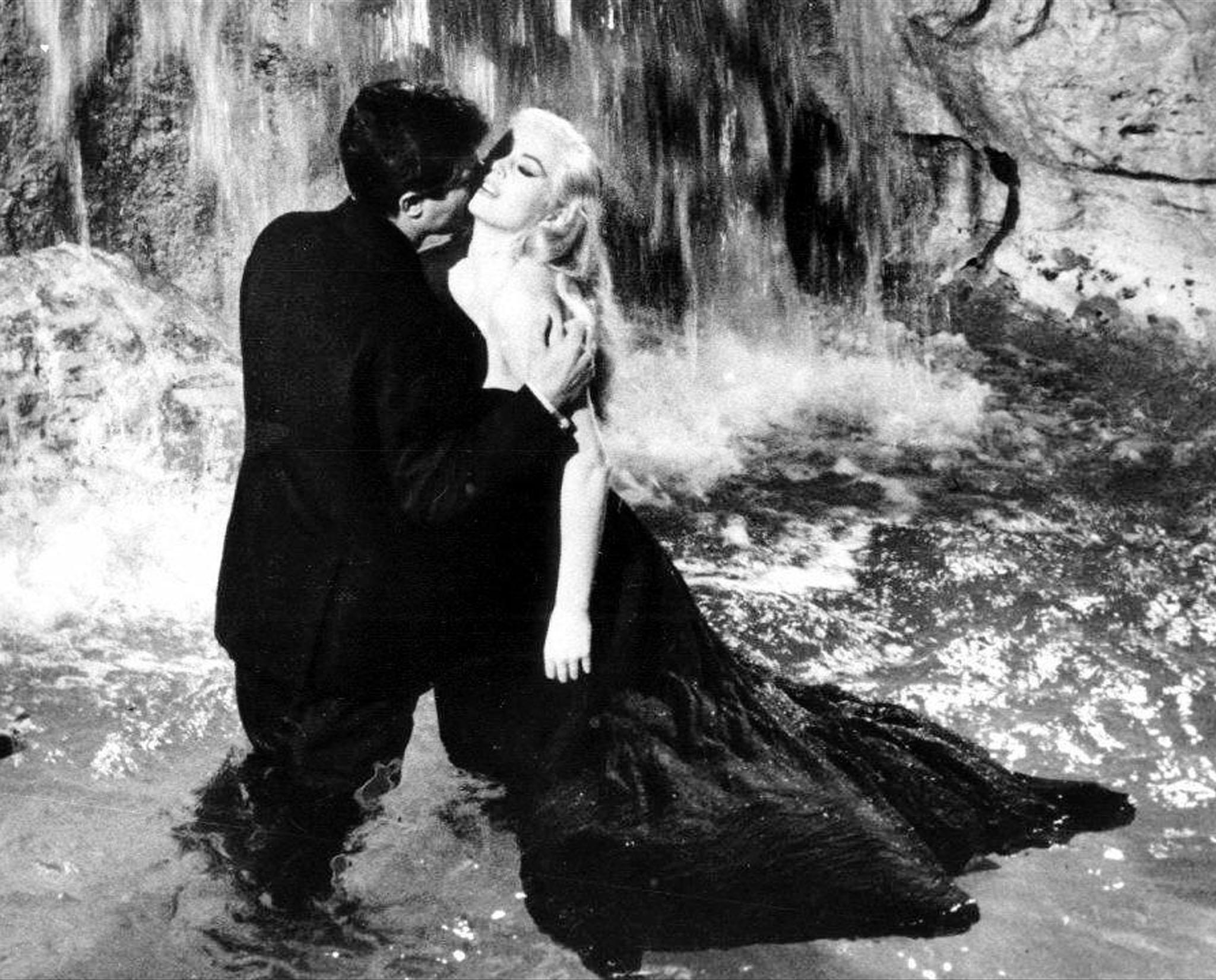 Anita Ekberg con Mastroianni nella celebre scena nella Fontana di Trevi a Roma