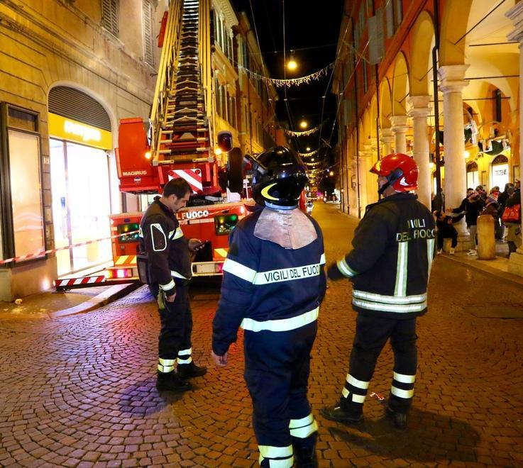 Cade un calcinaccio, strada transennata 