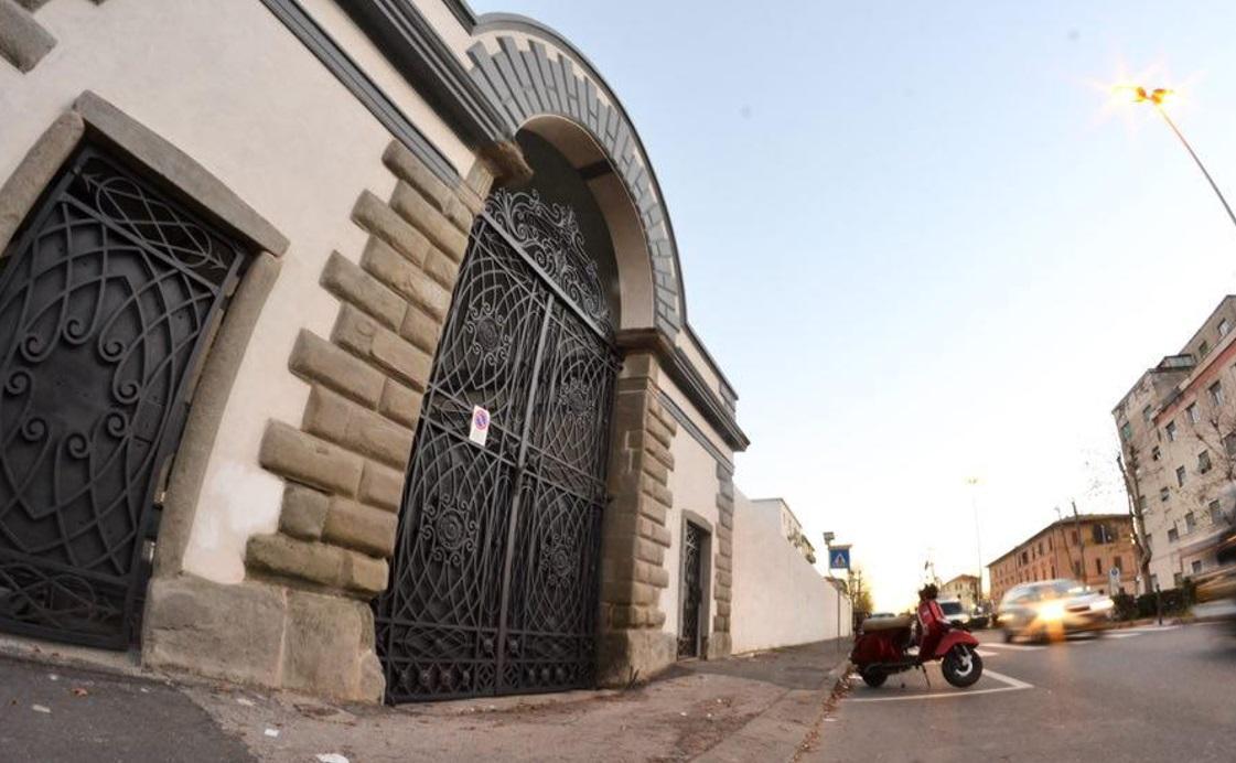 L'ingresso restaurato dell'antico cimitero ottocentesco degli ebrei in viale Nievo (Silvestri Pentafoto)