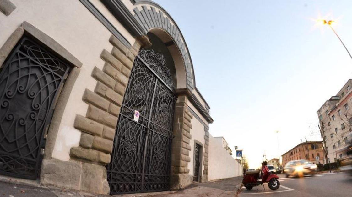 L'ingresso restaurato dell'antico cimitero ottocentesco degli ebrei in viale Nievo (Silvestri Pentafoto)
