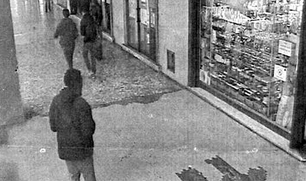 Quattro pugni in faccia e derubato 