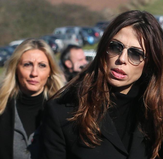 La moglie “sfratta” la compagna dalla villa