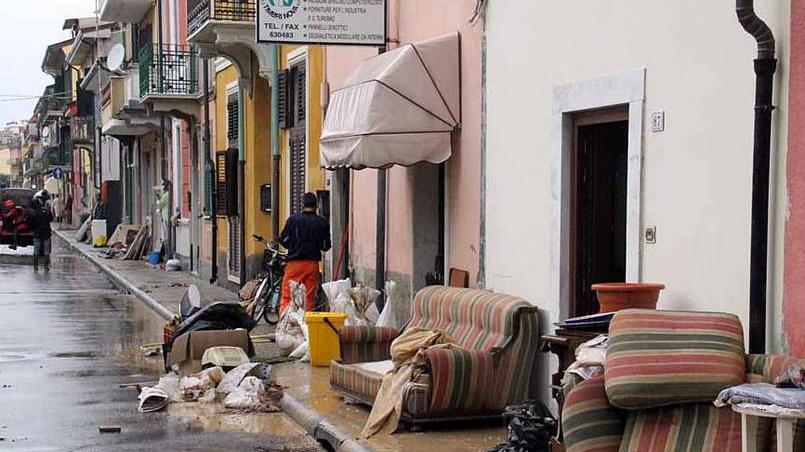 «Ministro, sospenda le tasse agli alluvionati di Carrara»