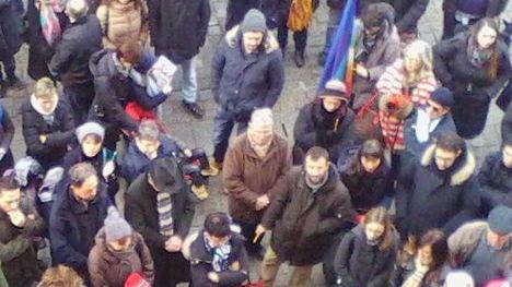 Le “matite” in piazza per solidarietà con i morti di Parigi