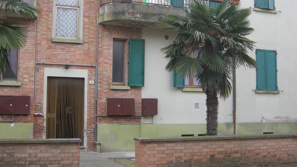 Fogne rotte e puzza «Vivere qui è impossibile»