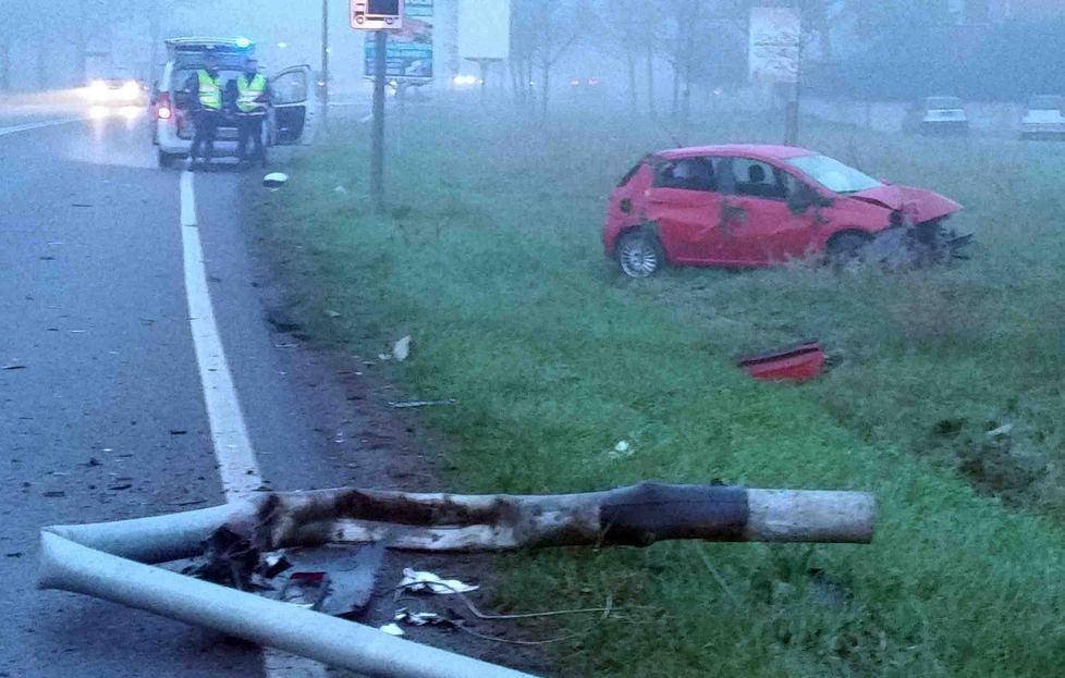 Travolge un palo e va fuori strada