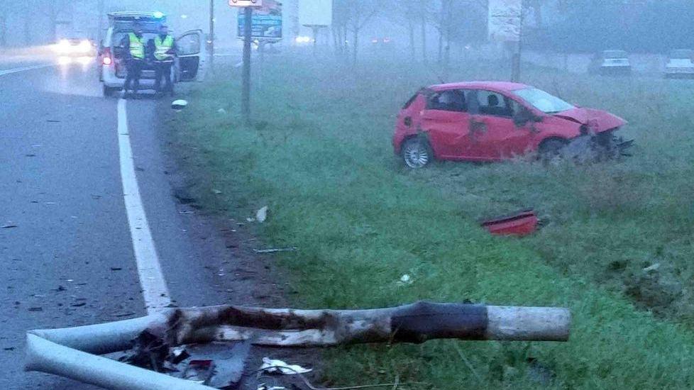 Travolge un palo e va fuori strada