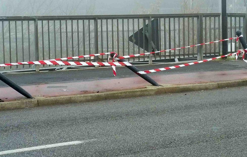Paletti divelti nel ponte sul Volano