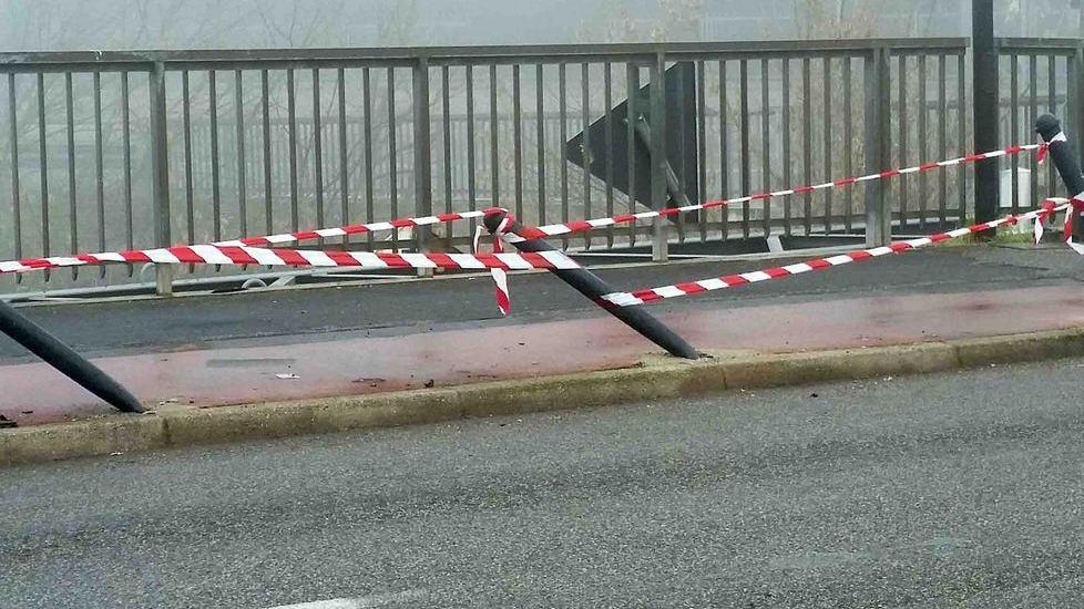 Paletti divelti nel ponte sul Volano