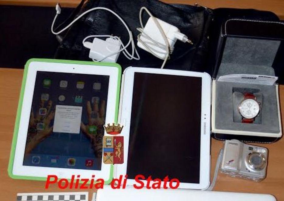 La polizia insegue i ladri in fuga su un’auto 