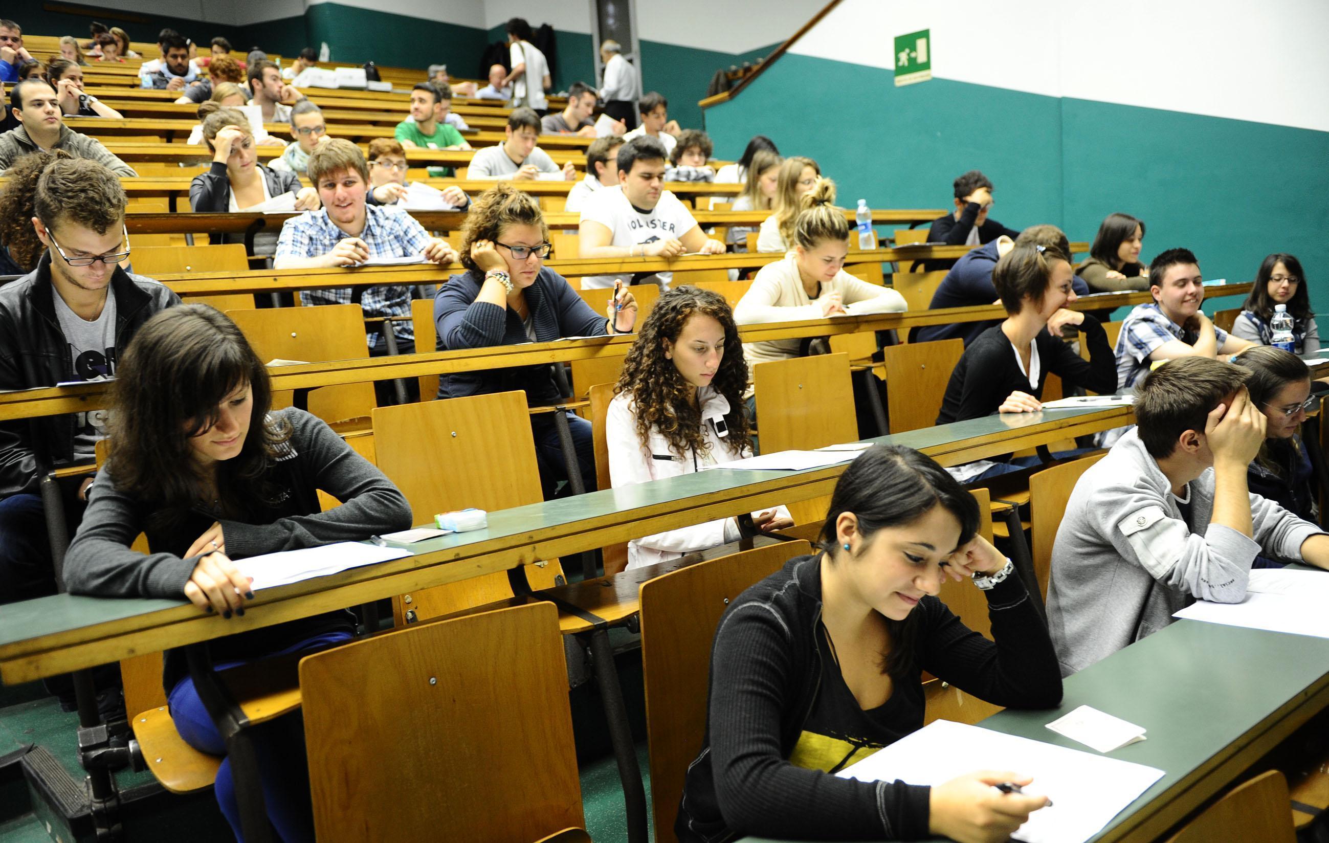 Studenti a lezione in un'aula universitaria 