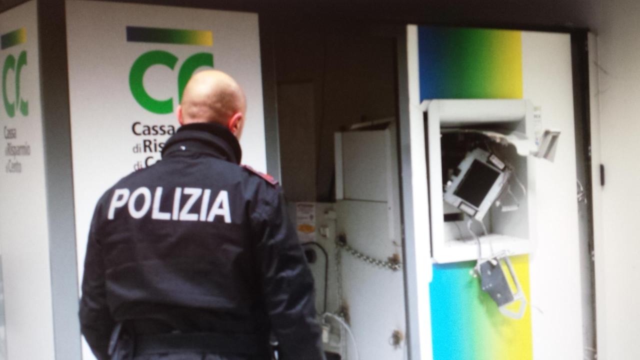 Il bancomat distrutto dall'esplosione in Fiera