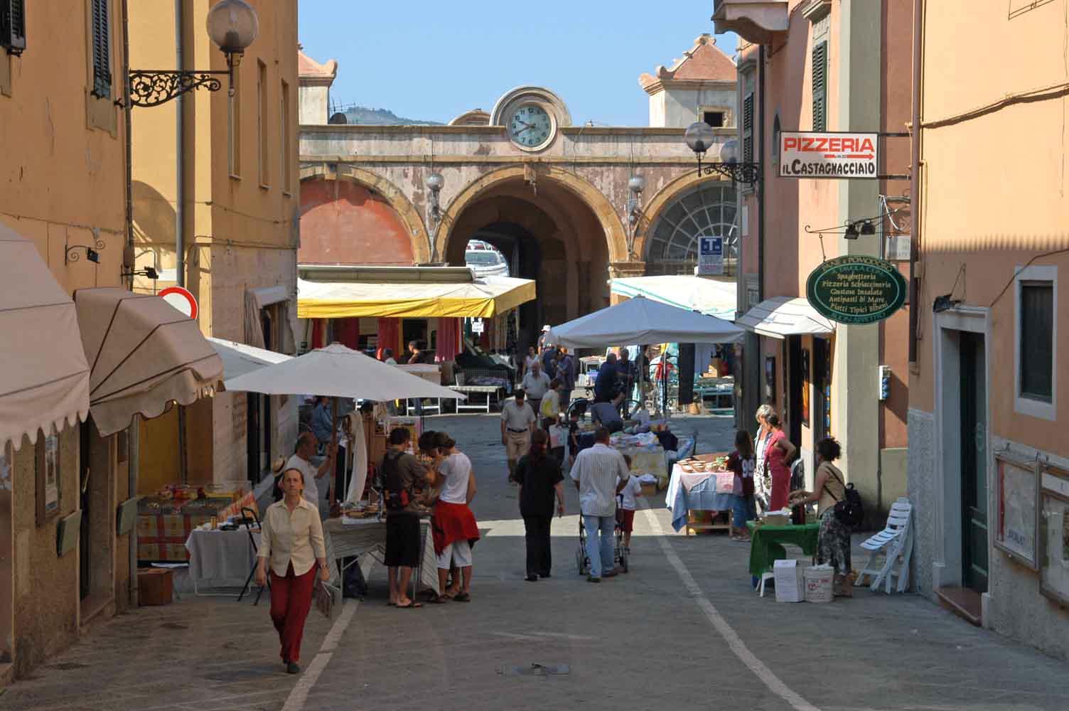 Uno scorcio del centro storico di Portoferraio con sullo sfondo la Porta a Mare (foto Giò Di Stefano)