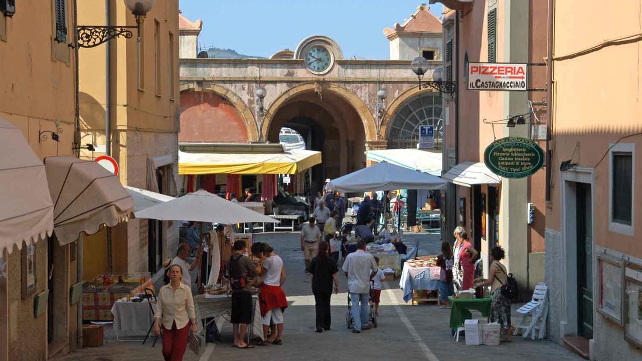 Uno scorcio del centro storico di Portoferraio con sullo sfondo la Porta a Mare (foto Giò Di Stefano)