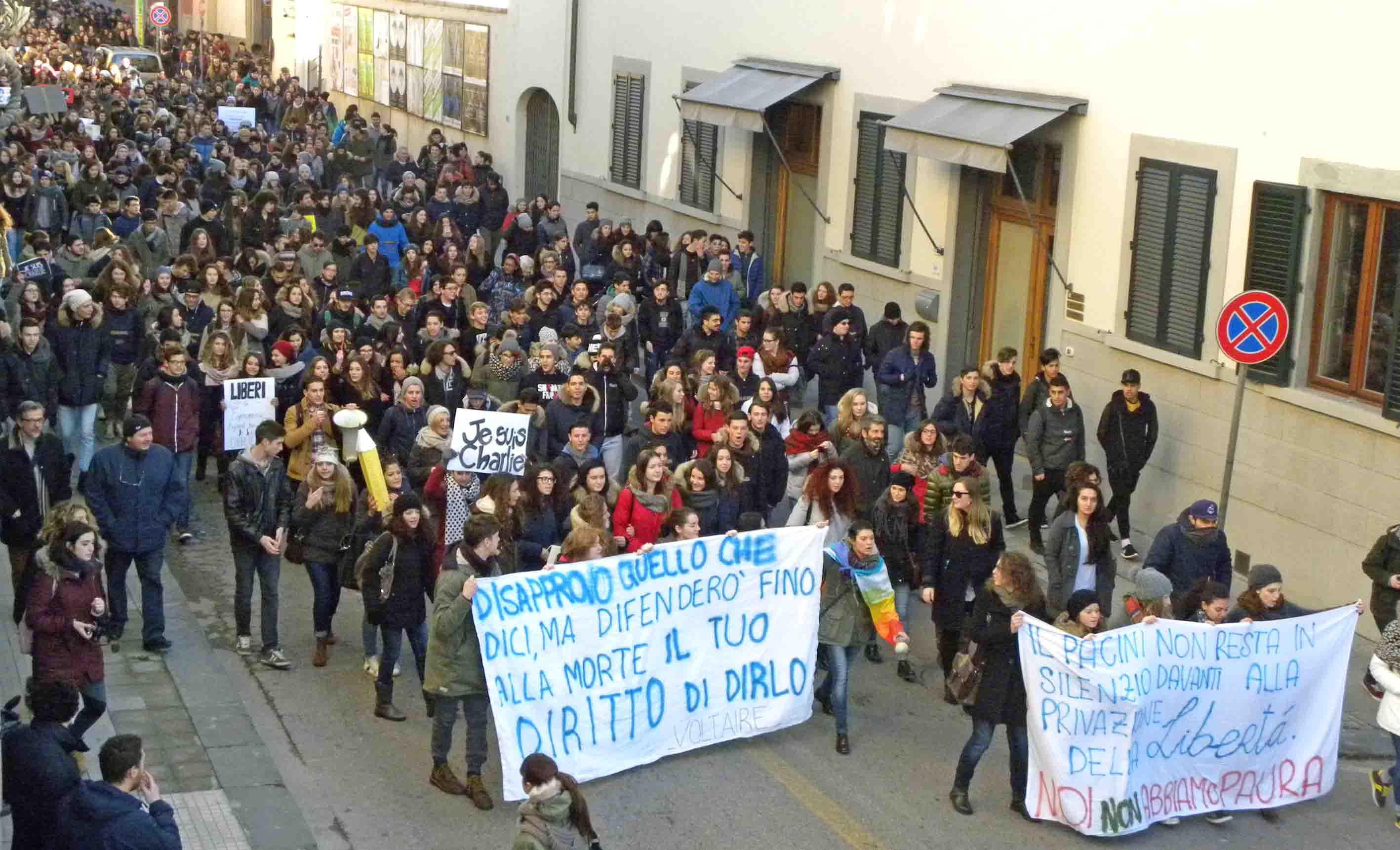 Il corteo studentesco per le vie del centro (foto Lorenzo Gori)