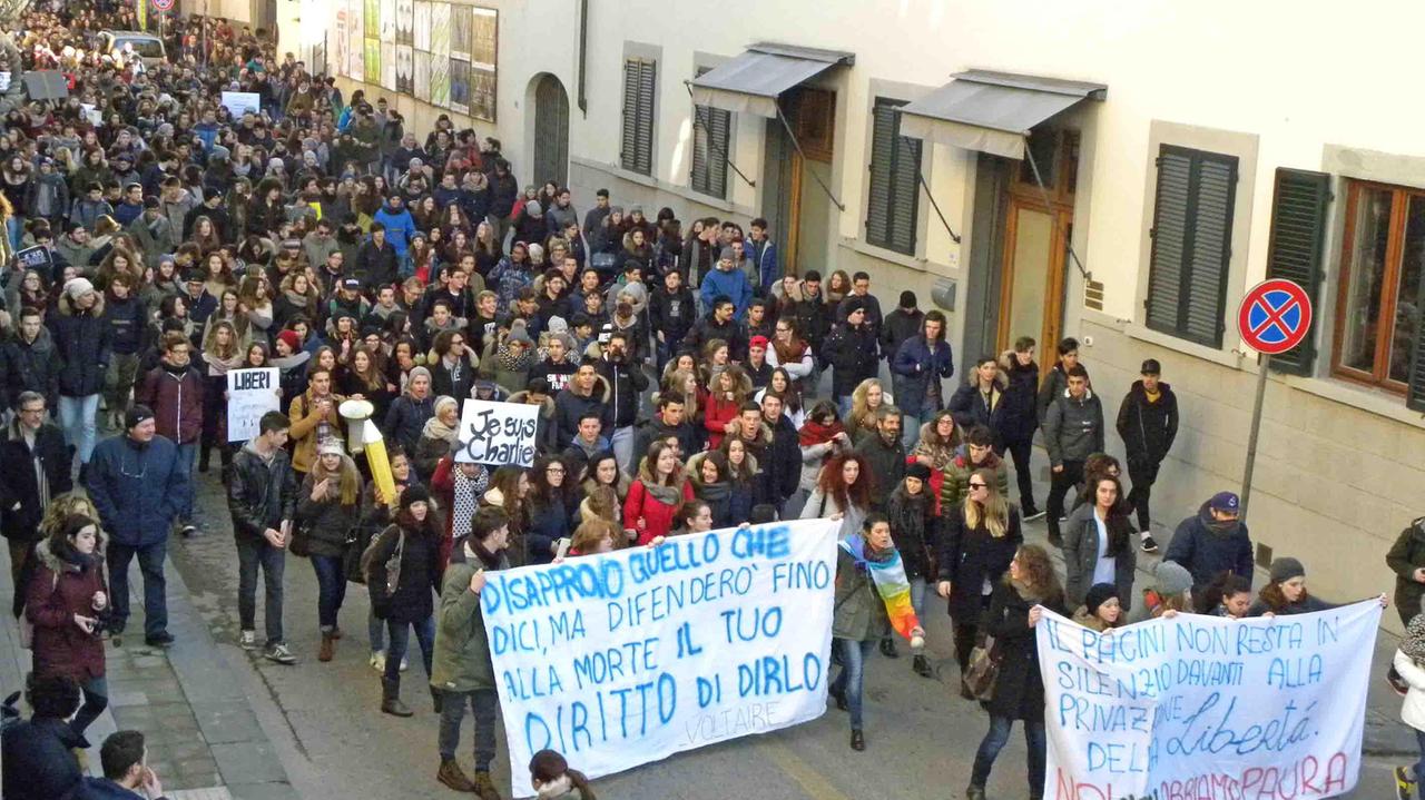 Il corteo studentesco per le vie del centro (foto Lorenzo Gori)