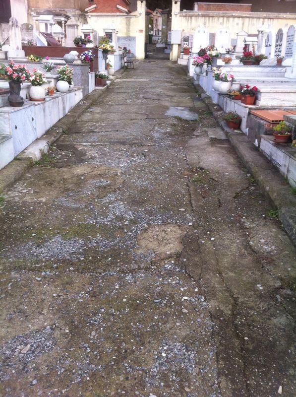 Uno dei percorsi interni del cimitero di Rosignano Marittimo