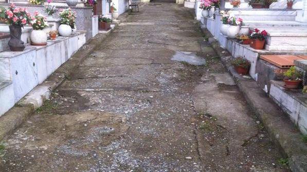 Uno dei percorsi interni del cimitero di Rosignano Marittimo