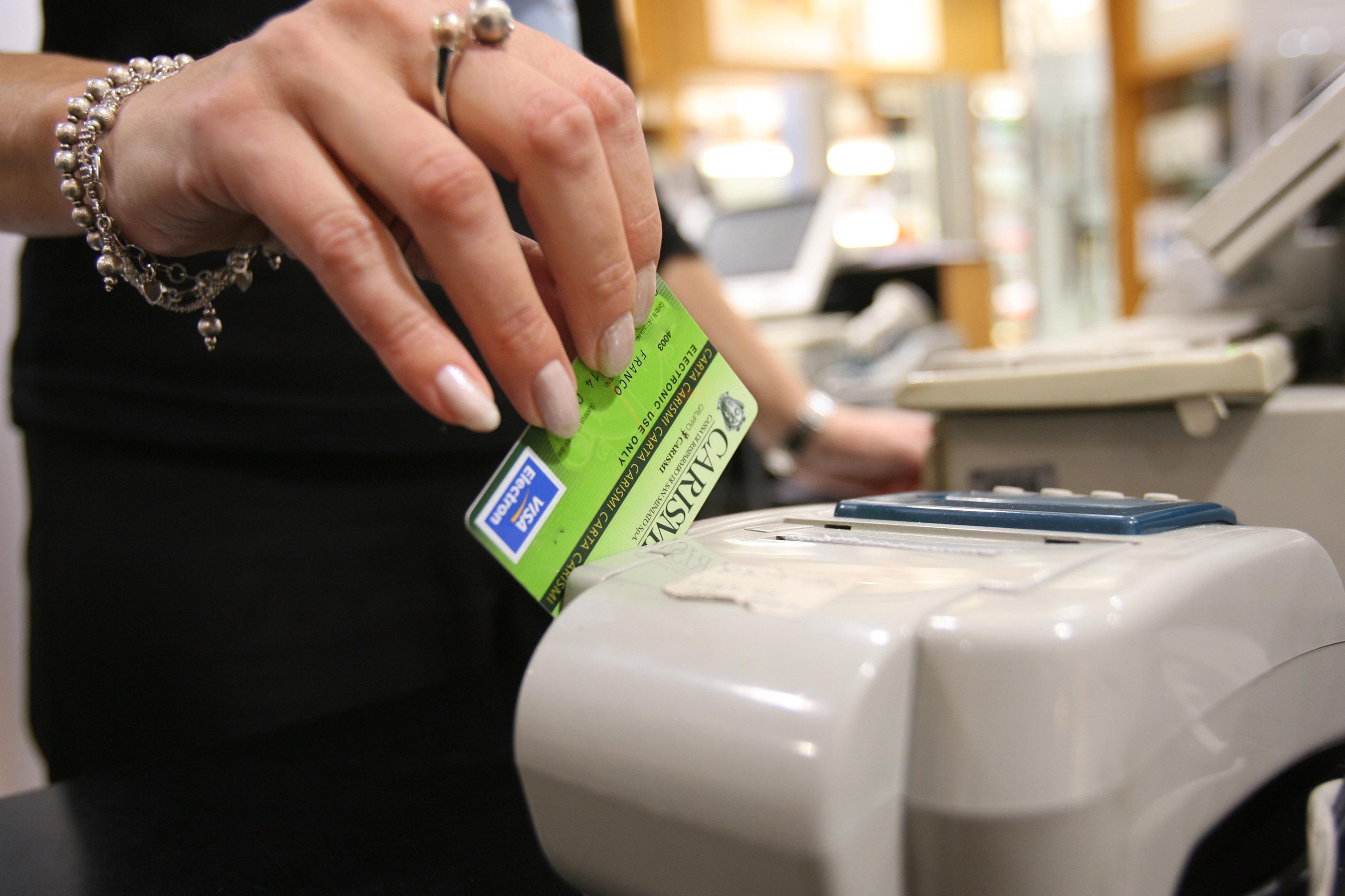 Smantellata la banda che clonava carte di credito