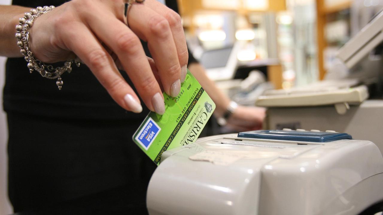 Smantellata la banda che clonava carte di credito