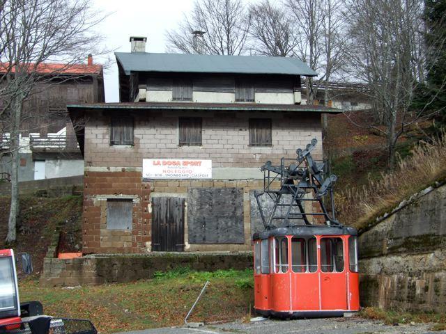 Una cabina della vecchia funivia della Doganaccia-Croce Arcana