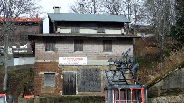 Una cabina della vecchia funivia della Doganaccia-Croce Arcana