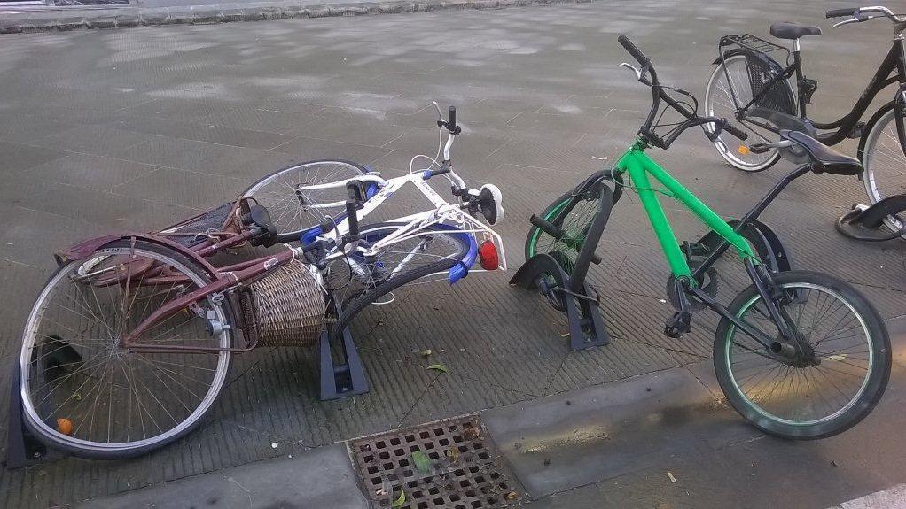 Le biciclette sgangherate in piazza Aranci