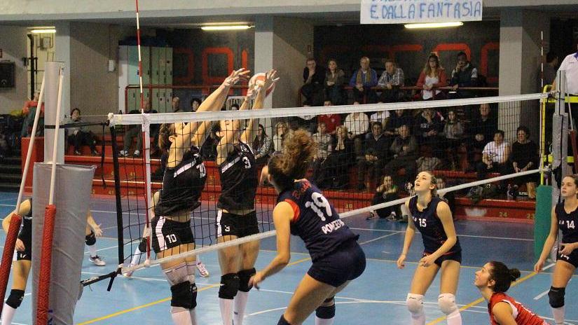 Un'azione sotto rete della gara fra Viva Volley Prato e Aglianese