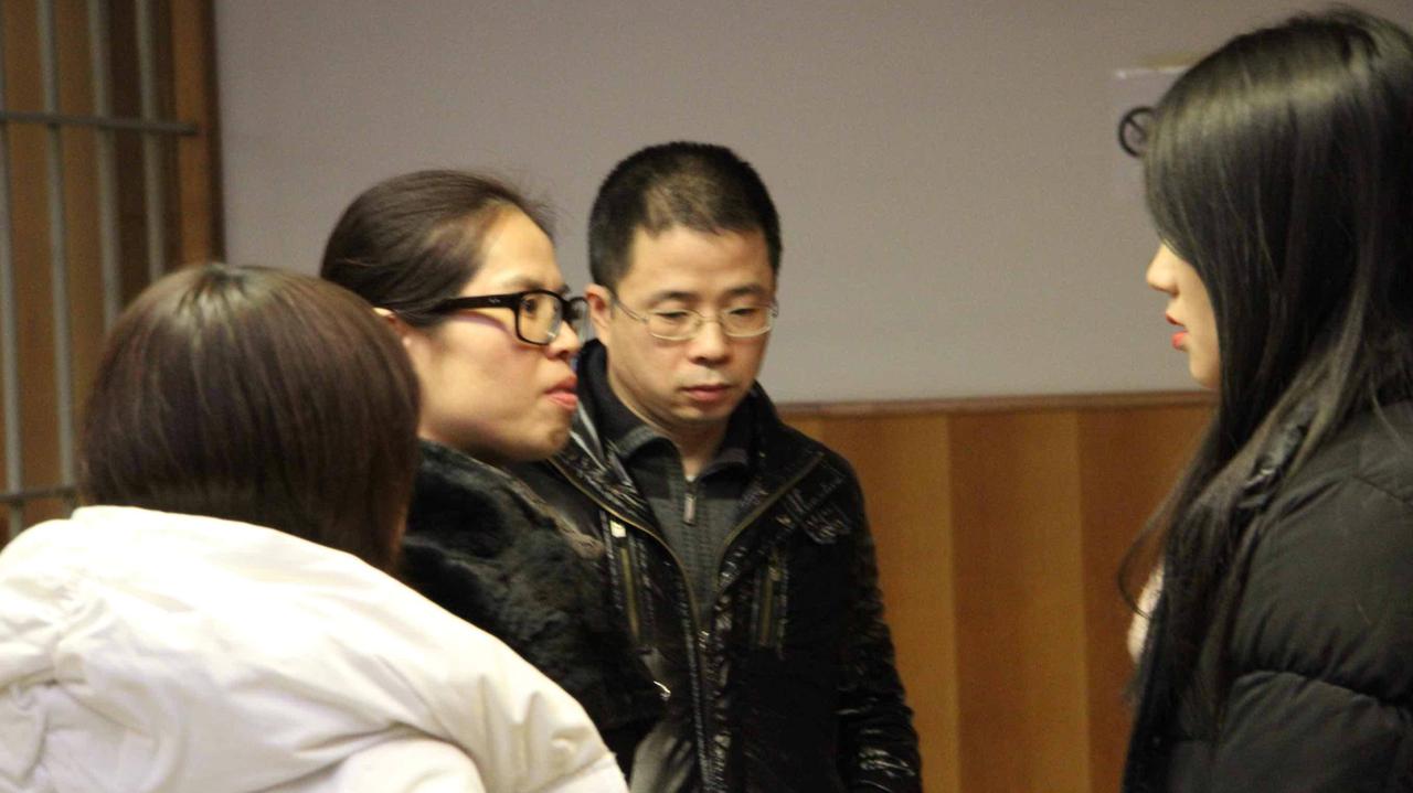 La titolare del Teresa Moda Lin Youlan e il cognato Hu Xiaoping (foto Batavia)