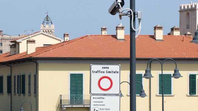 Una telecamera a Piombino (foto Paolo Barlettani)