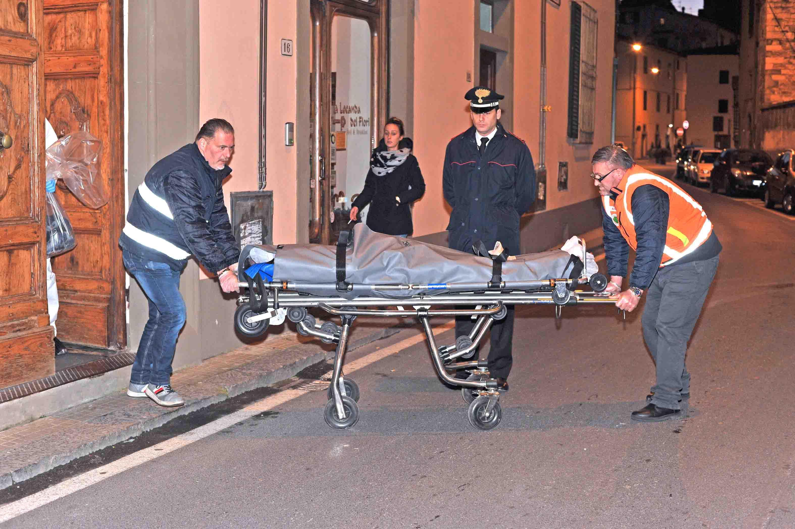 La salma di Felice Di Cugno viene portata via dal B&B di via Porta San Marco (foto Gori)