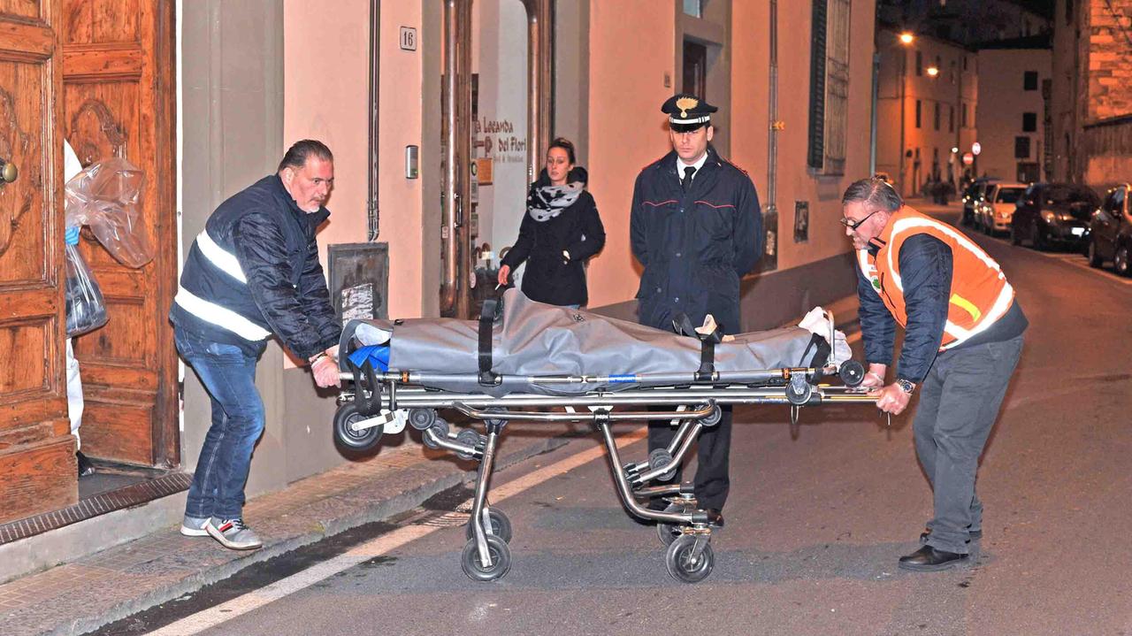 La salma di Felice Di Cugno viene portata via dal B&B di via Porta San Marco (foto Gori)