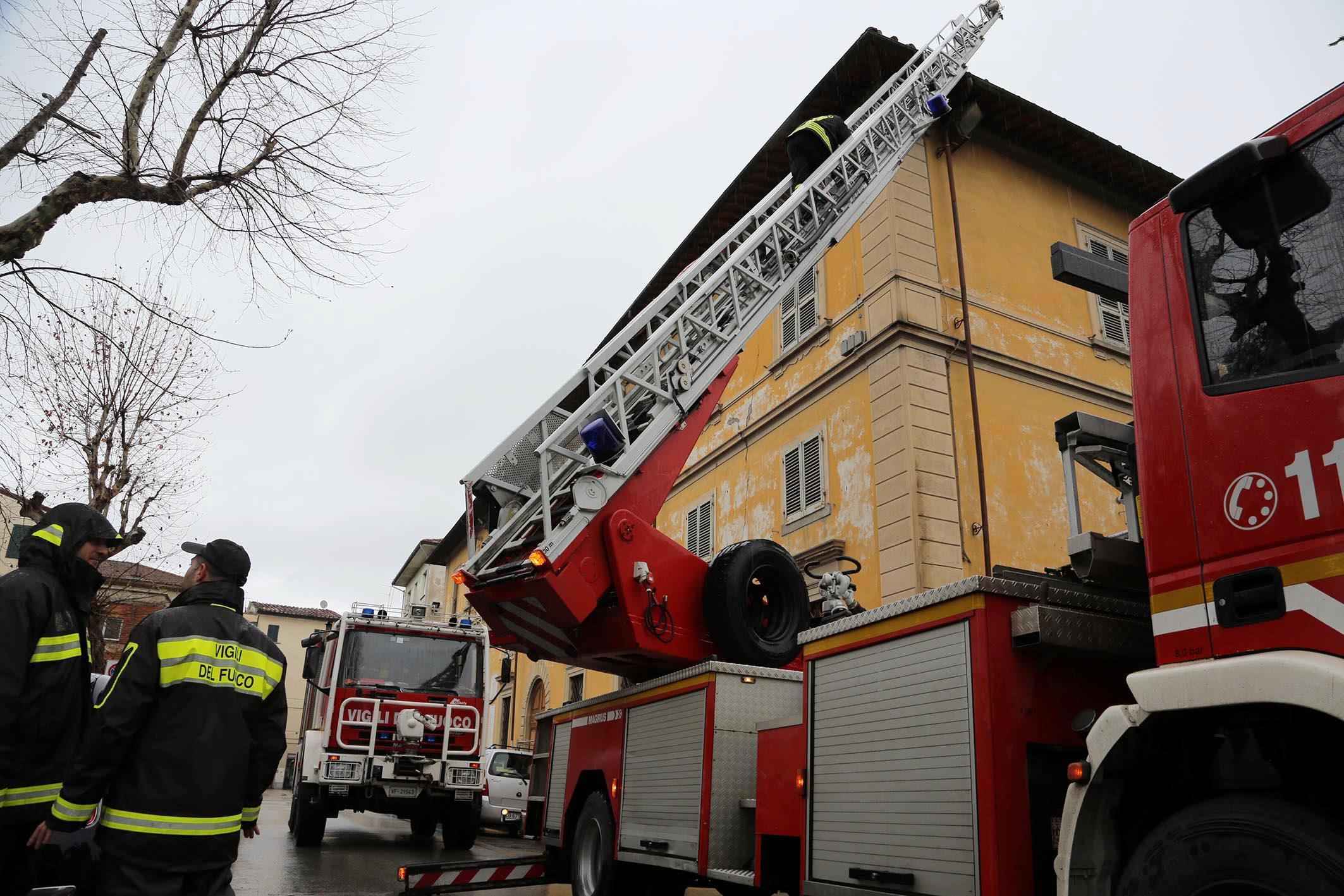 Un intervento dei vigili del fuoco dopo la caduta di un cornicione del palazzo che ospitava il Sert