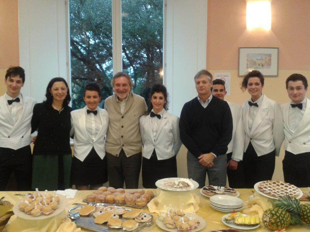 Il sindaco Bellandi con l'assessore Galluzzi e il dirigente Monti insieme ad alcuni studenti del Martini
